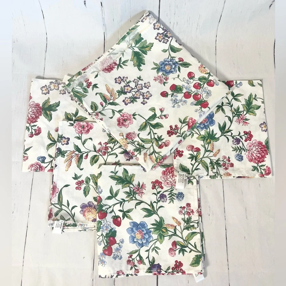 Vtg Wilton Court Floral & Strawberry 100% Cotton Tablecloth & Napkin Set